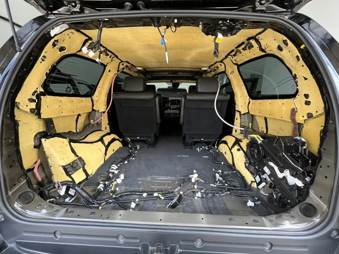 Interior de un vehículo durante la instalación del blindaje