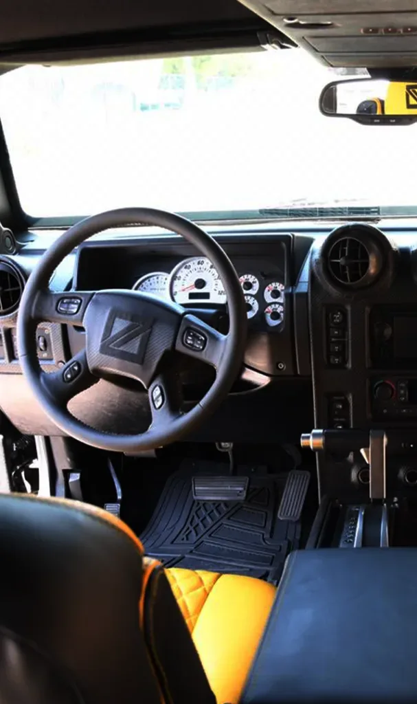 Tablero y volante con el logo Zarta
